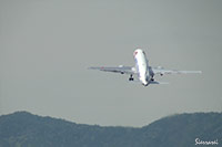 大阪国際空港（伊丹空港）：JA8357。USJ仕様の離陸。