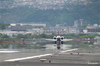 大阪国際空港（伊丹空港）：横風で大きく揺れる飛行機の着陸シーン
