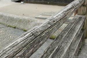 木製端の古びた欄干