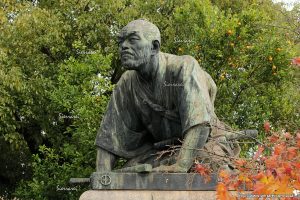 京都三条大橋近くの銅像「高山彦九郎　皇居望拝之像」