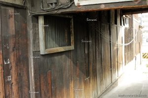 建物壁の焼杉板