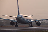 大阪国際空港（伊丹空港）：JA703A着陸シーン。JA753A離陸シーン