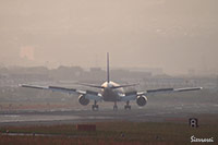 大阪国際空港（伊丹空港）：JA703A着陸シーン。JA753A離陸シーン