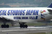 大阪国際空港（伊丹空港）：JA8357。USJ仕様の離陸。