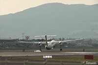 大阪国際空港（伊丹空港）：JA842C着陸シーン。強風でバウンドして着陸。