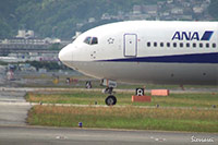 大阪国際空港（伊丹空港）：ANA JA8289離陸シーン。陽炎でエンジンの排気の様子がよくわかります