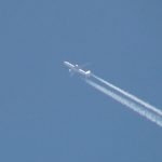 飛行機雲を出して飛んでいる飛行機を超望遠で撮影